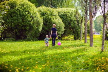Anne ve çocuk doğa