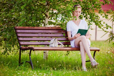 Kitap okuyan genç bir kadın.