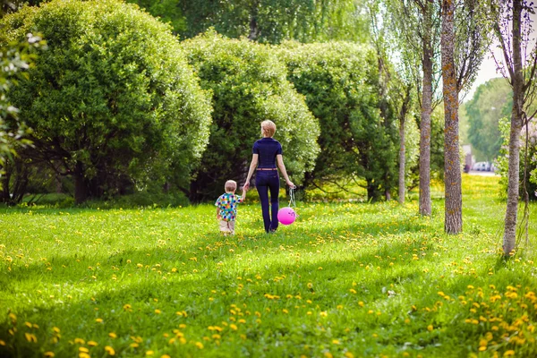 Madre e hijo en la naturaleza — Foto de Stock