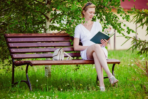 Jonge vrouw die een boek leest — Stockfoto