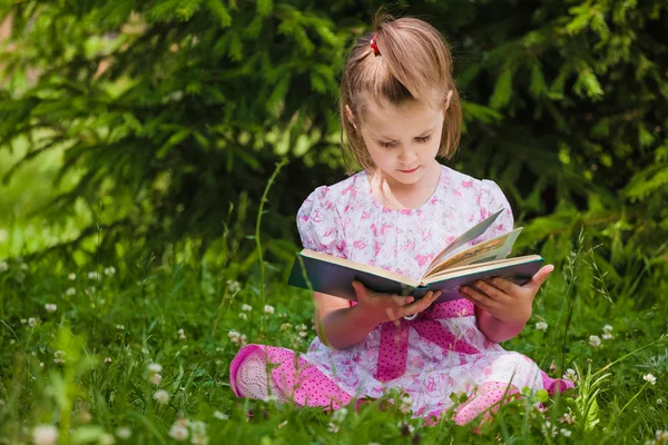 草の上の少女を読んでください。 — ストック写真