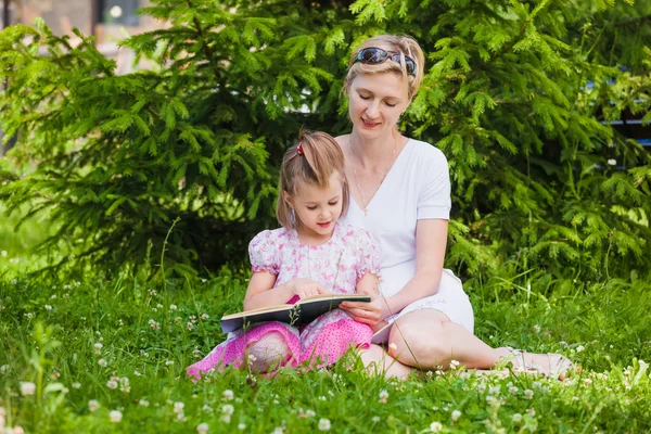 Küçük kız ve annesi bir kitap okuma