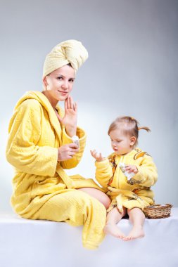 kızı ve annesi makyaj