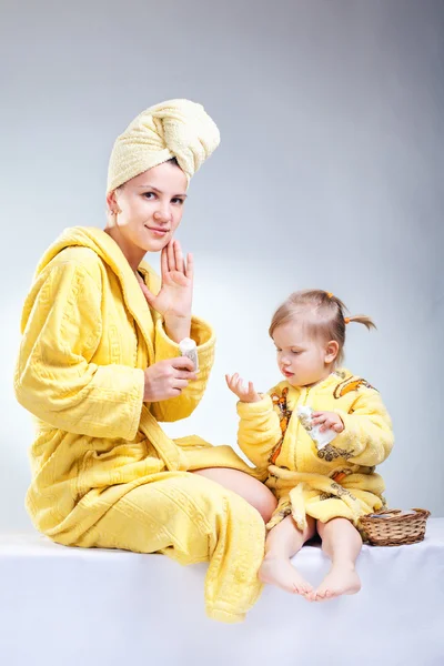 Filha e mãe colocando maquiagem — Fotografia de Stock