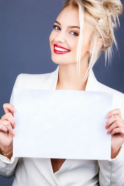 Mujer sosteniendo tablero blanco vacío — Foto de Stock