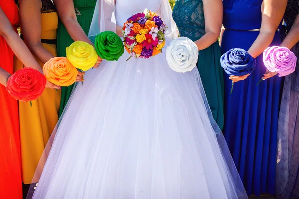花嫁とブライドメイドのブーケ — ストック写真