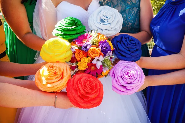 Bouquets de mariée et demoiselles d'honneur — Photo