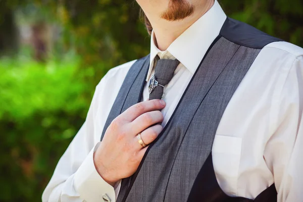 Жених с галстуком — стоковое фото