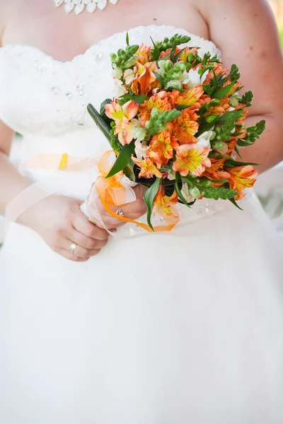 Wedding bouquet in hand — Stock Photo, Image