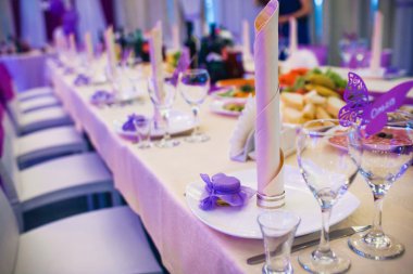 Bir olay partisi için tablo ayarlandı