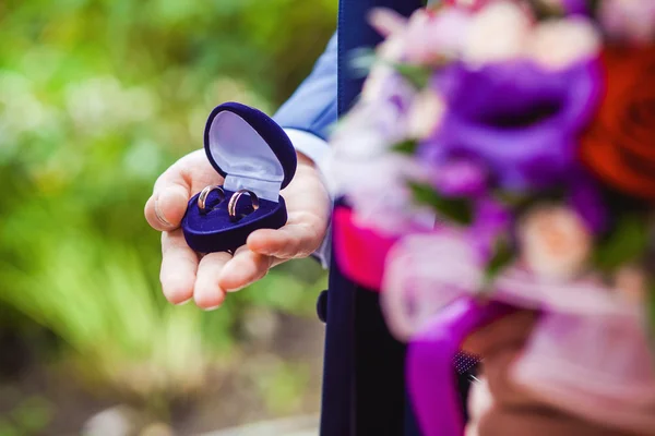 Anillos de boda de oro — Foto de Stock