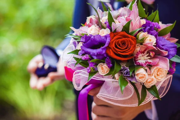 Bruiloft boeket in de hand — Stockfoto