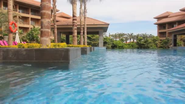 Ondas de agua de una piscina del hotel — Vídeo de stock