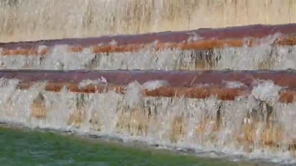 Ein künstlicher Wasserfall — Stockvideo
