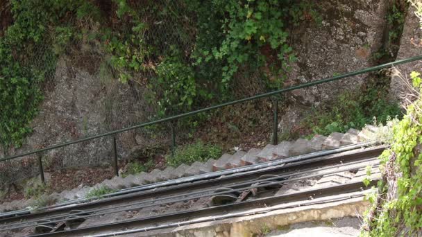 Un funicular de montaña subiendo — Vídeo de stock