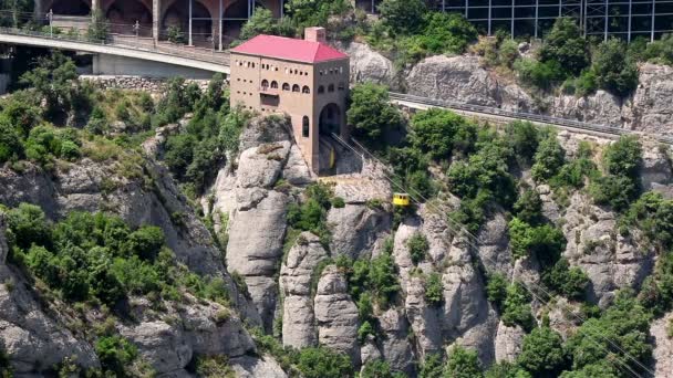 Kabinenstation Bergbahn Montserrat — Stockvideo