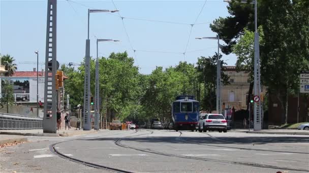 Straat met een blauwe tram — Stockvideo