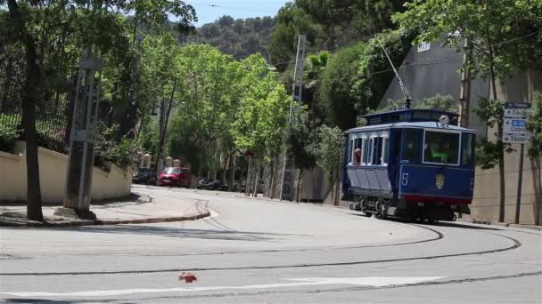 Een blauwe tram naderen — Stockvideo