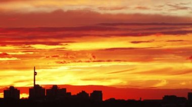 Kentsel bir arka plan ile renkli bir günbatımı Timelapse