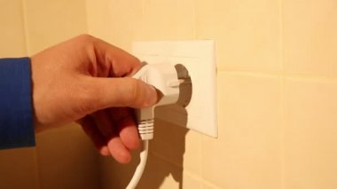 Bir elektrik priz kullanarak