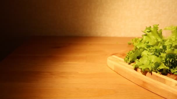 Lechuga en una tabla de cortar — Vídeo de stock