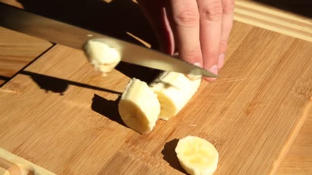 Нарезание банана — стоковое видео