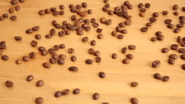 Kaffebönor på ett bord — Stockvideo