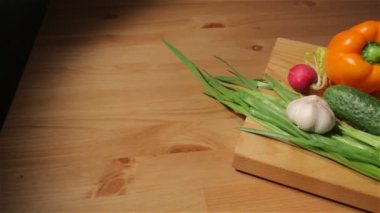 Bir tahta üzerinde birden fazla sebze