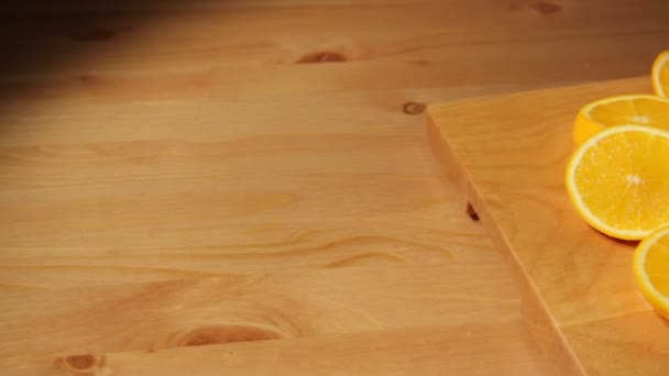 Sliced oranges on a cutting board — Stock Video