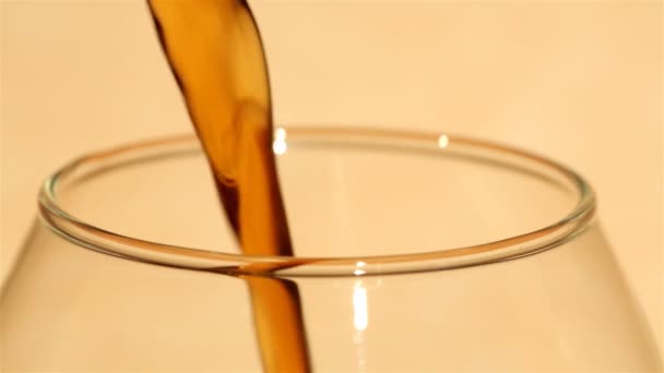 Koks in ein Glas gießen und es füllen — Stockvideo