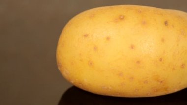 Siyah pan closeup olgun bir patates
