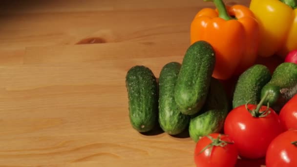 Torra grönsaker på trä — Stockvideo
