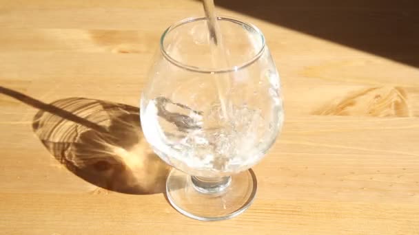 Versare l'acqua in un bicchiere — Video Stock