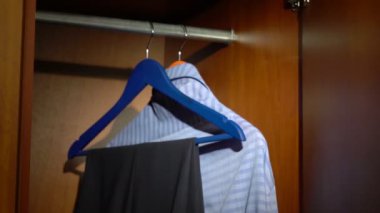 Pantolon bir gardırop alarak