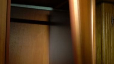 Bir ceket bir dolap içine yerleştirerek