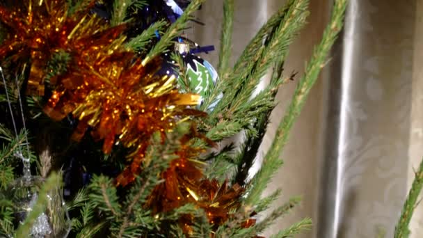 Een kerstboom met glanzende decoraties — Stockvideo
