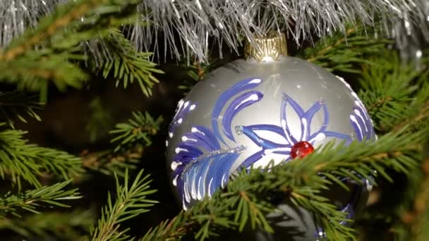 Un bonito adorno de árbol de Navidad alejar — Vídeo de stock