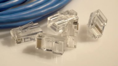 Bilgisayar ağ kabloları ve bağlayıcı jakları