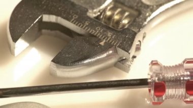 Ayarlanabilir bir anahtar ve bir tornavida