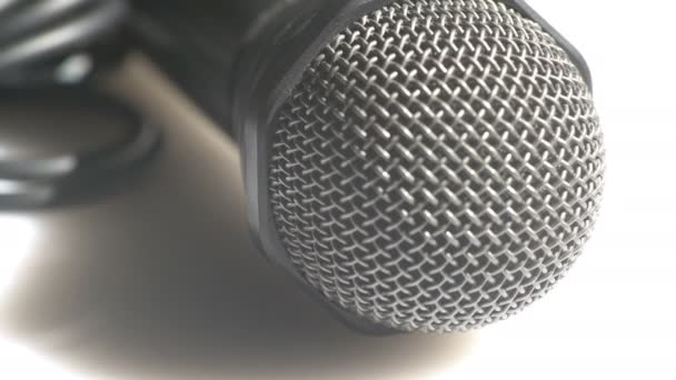Vista macro de um microfone portátil — Vídeo de Stock