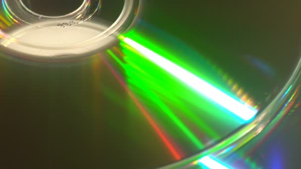 Een groen lichteffect op een compact disc — Stockvideo