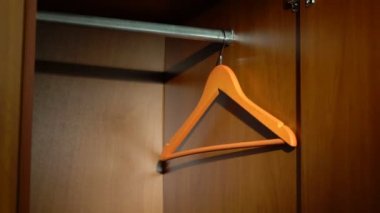 Beyaz pantolon bir dolap içine yerleştirerek