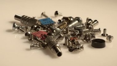 Bir grup bilgisayar vidalar gri tonlarında