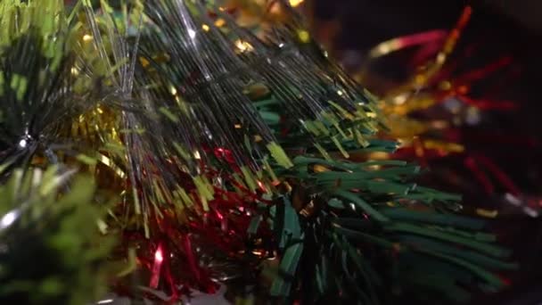 Макропредставление пластиковых рождественских украшений — стоковое видео