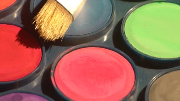 Aquarellfarben und ein Pinsel — Stockvideo