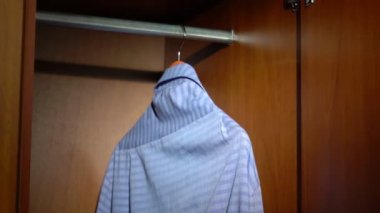 Pantolon bir dolap içine koyarak