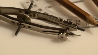 Bir dizi pergel ve bir kalem portre