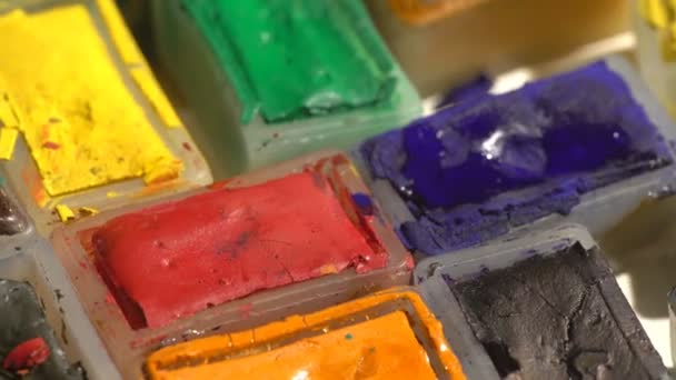 Esztergálás Nézd a régi akvarell festék doboz — Stock videók
