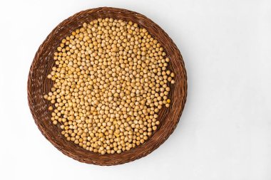 Hasır tabakta nohut. Çiğ nohut..