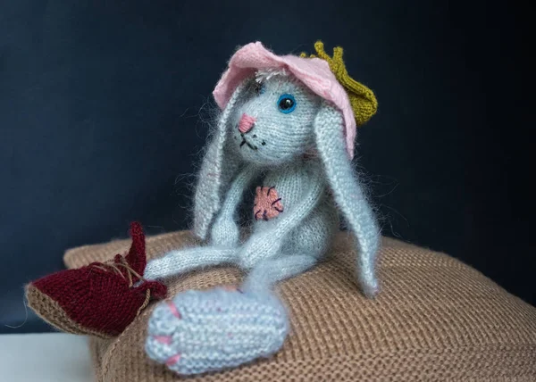 Kézzel kötött szomorú nyúl. Nyúl amigurumi. kötött játékok — Stock Fotó